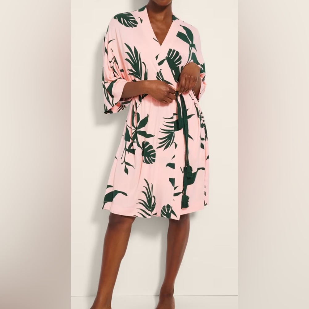 New! Women’s Soma COOL NIGHTS
Short Robe shadow flora apricotta size S/M